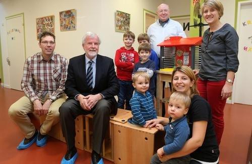 »Jugend mit Zukunft« hat sich einer Mitteilung der Stiftung zufolge das Ziel gesetzt: »Jeder Absolvent mit Abschluss und Anschluss«. Die Stiftung wolle bessere Rahmenbedingungen bei der Erziehung erreichen und Lernorte, Kindergärten und Schulen weiterentwickeln. Wolfgang Gärthe und Edwin Lang von der Stiftung überreichten Martin Wienand, dem Geschäftsführer des Hauses Sankt Vinzenz von Paul sowie den Erzieherinnen Andrea Aulbach und Kerstin Hessler die Sachspenden.